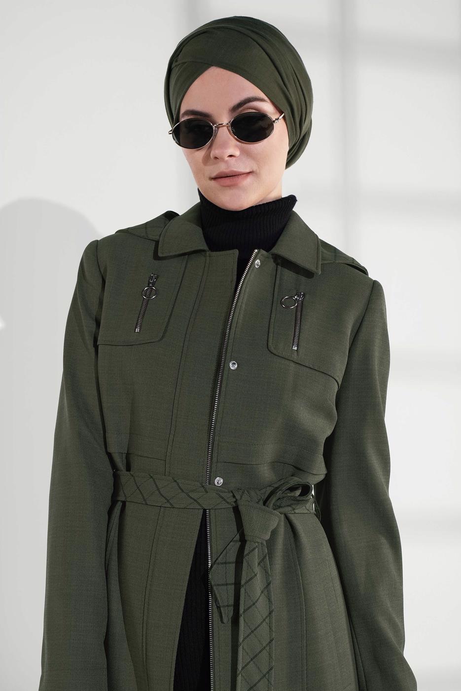 Tesettür giyim HAKİ KAPÜŞONLU FERMUAR DETAYLI PARDESÜ 1349 