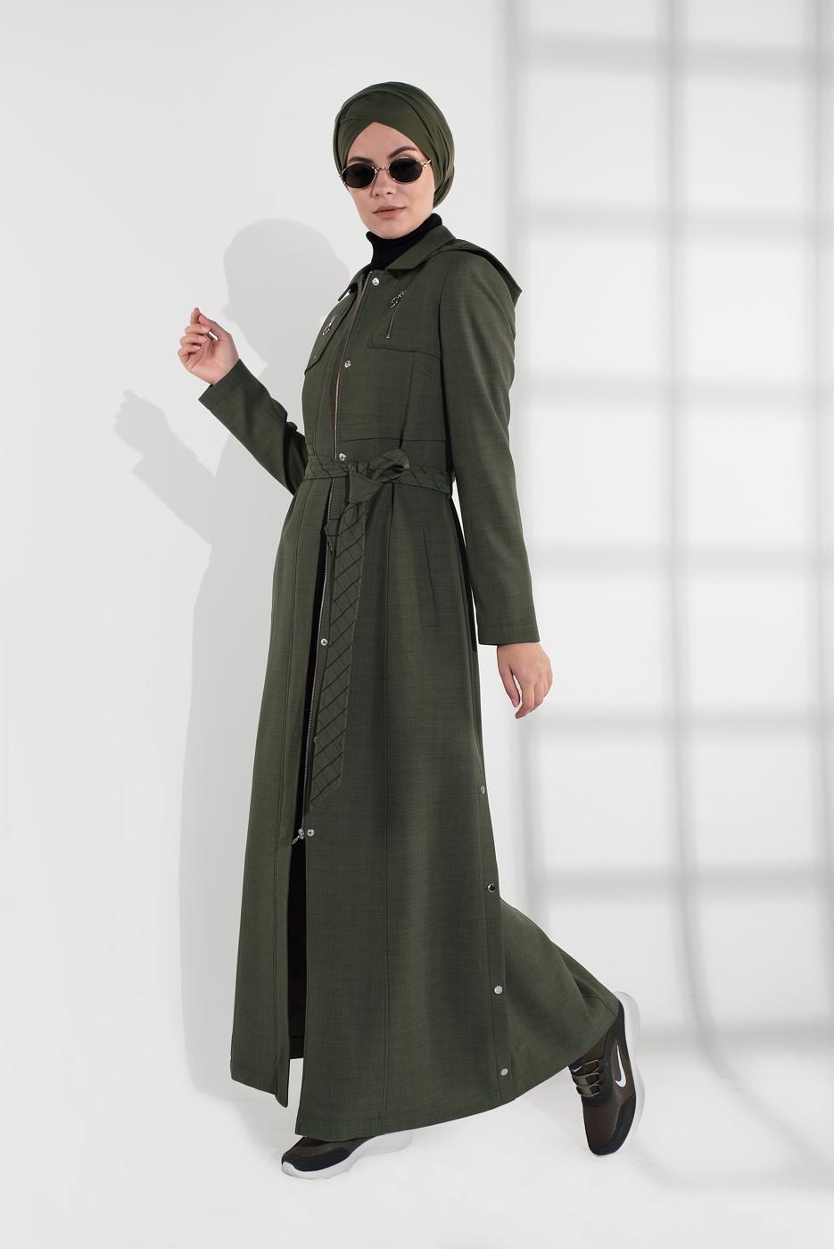 Tesettür giyim HAKİ KAPÜŞONLU FERMUAR DETAYLI PARDESÜ 1349 