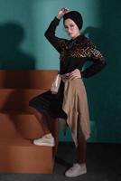 Tesettür giyim SİYAH LEOPAR DESENLİ KAPÜŞONLU EŞOFMAN TUNİK 635