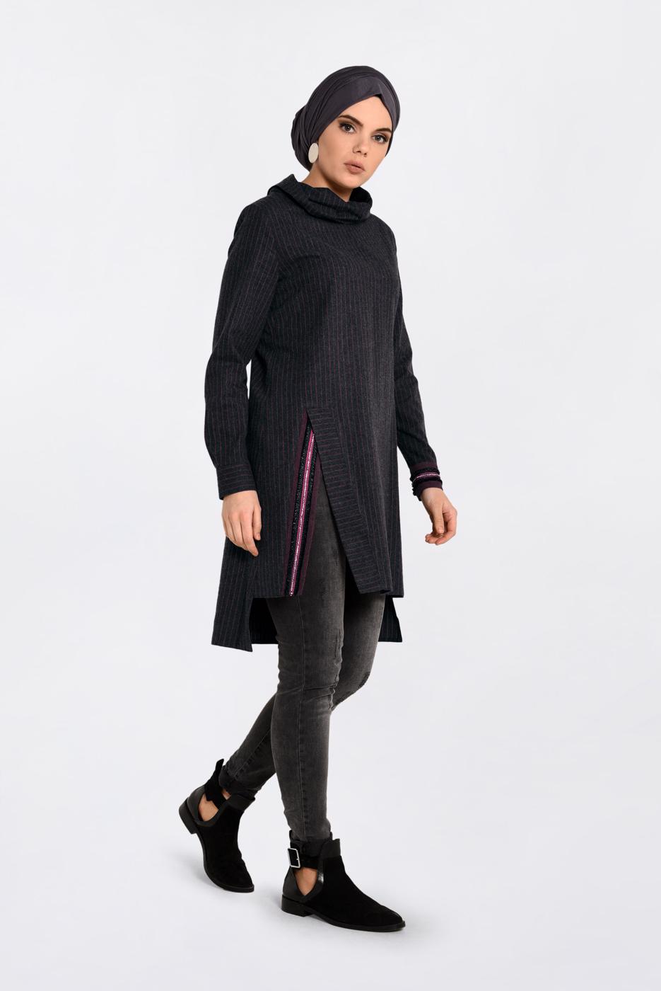 Tesettür giyim SİYAH ALVİNA YANI YIRTMAÇLI DÖKÜMLÜ YAKA TUNİK 4624 