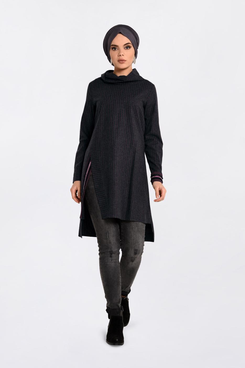 Tesettür giyim SİYAH ALVİNA YANI YIRTMAÇLI DÖKÜMLÜ YAKA TUNİK 4624 