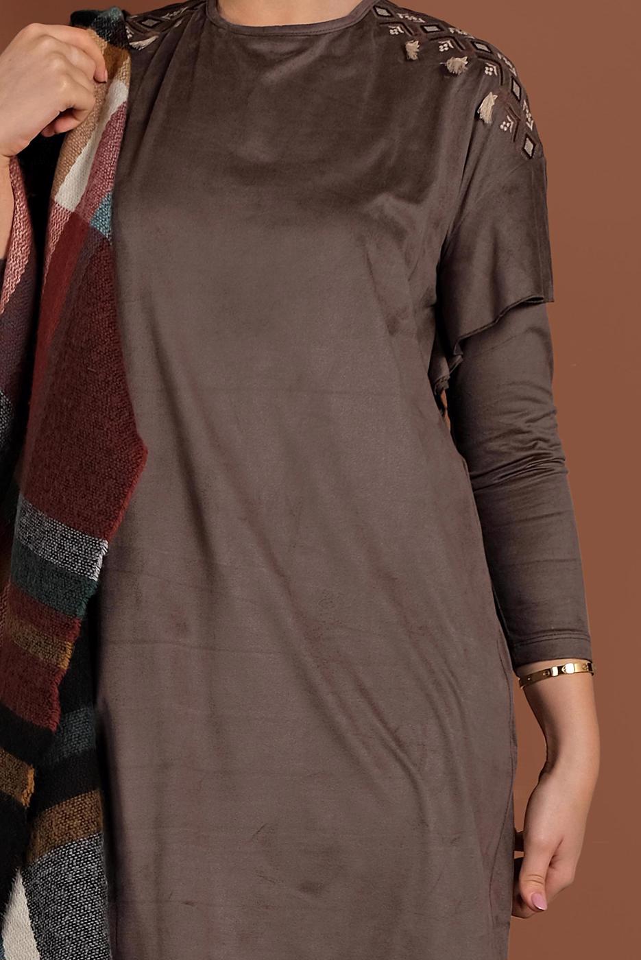 Tesettür giyim GRİ OMUZLARI NAKIŞLI VOLANLI TUNİK 4777 