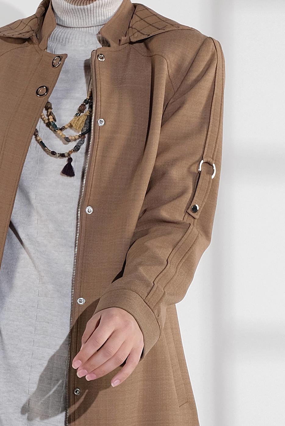 Tesettür giyim BEJ KAPÜŞONLU  FERMUAR VE ÇITÇIT DETAYLI TRENÇKOT 1337 