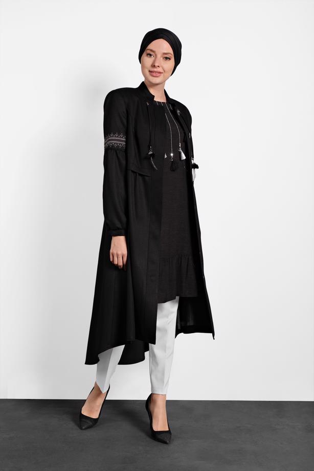 Tesettür giyim SİYAH İŞLEME DETAYLI DÜĞMELİ TRENÇKOT 1350 - TRENDTESETTÜR