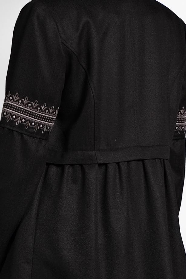 Tesettür giyim SİYAH İŞLEME DETAYLI DÜĞMELİ TRENÇKOT 1350 - TRENDTESETTÜR