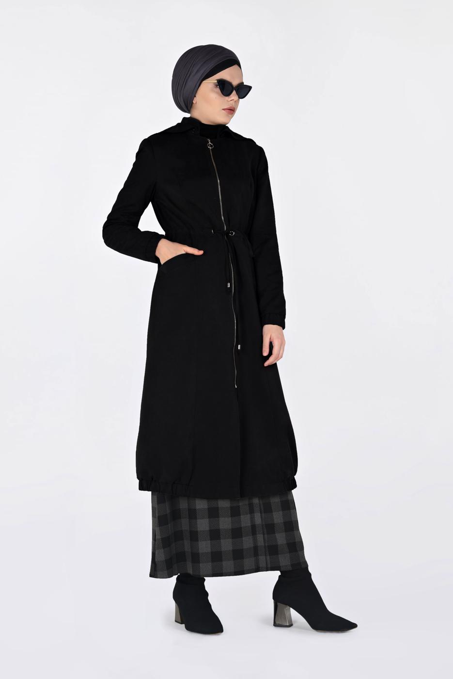 Tesettür giyim SİYAH  BİLEKLERİ VE ETEK UCU LASTİKLİ KAPÜŞONLU TRENÇKOT 1357 