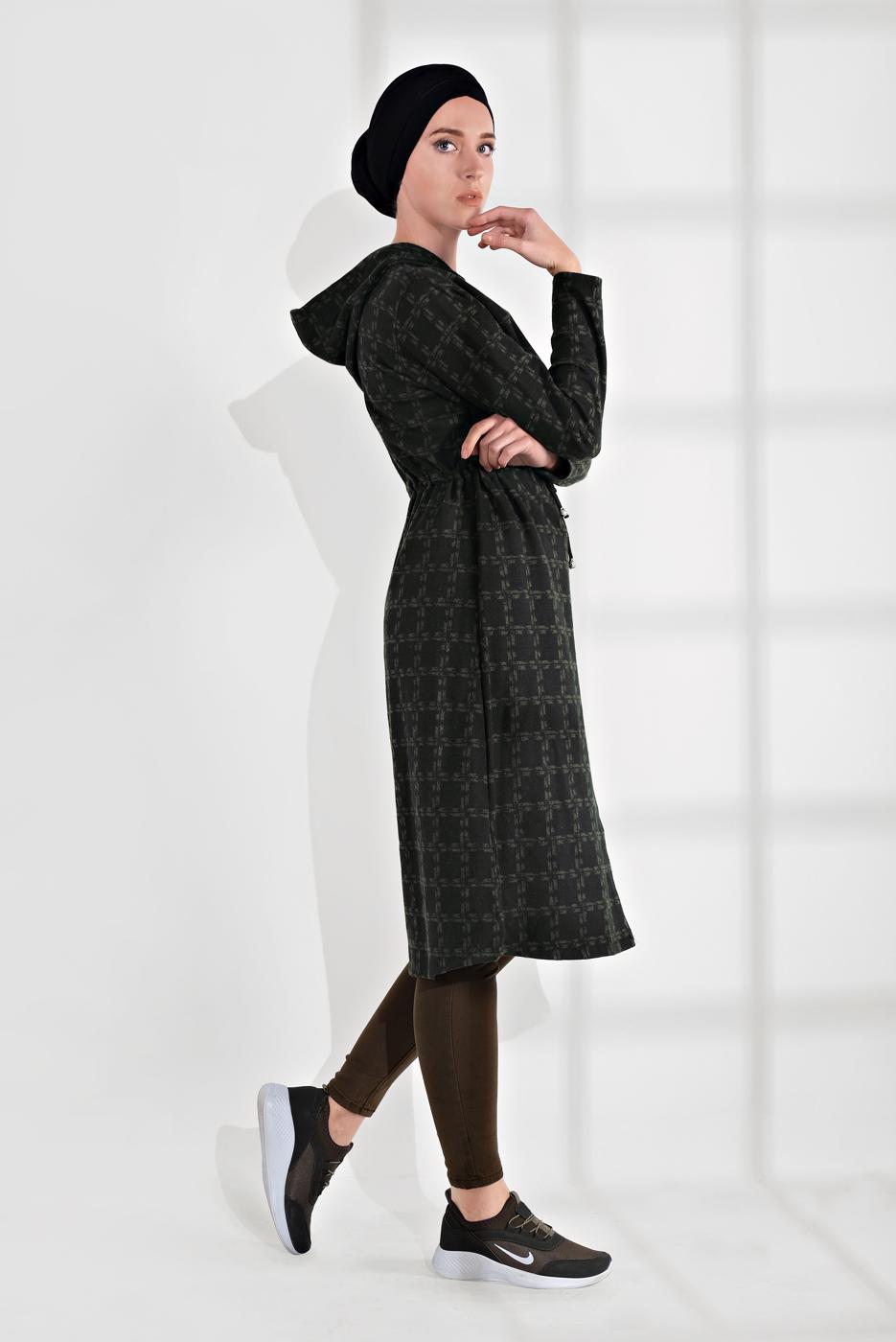 Tesettür giyim SİYAH BELİ BAĞCIKLI KAPÜŞONLU ÖRME EKOSE TRENÇKOT 4355 