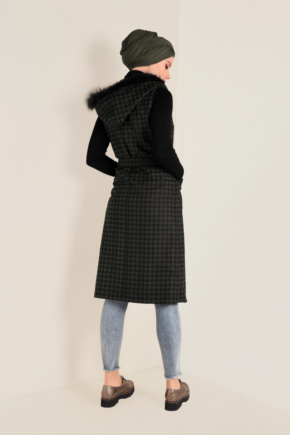 Tesettür giyim HAKİ KAZAYAĞI DESENLİ KAPÜŞONU SUNİ KÜRK DETAYLI YELEK 4750