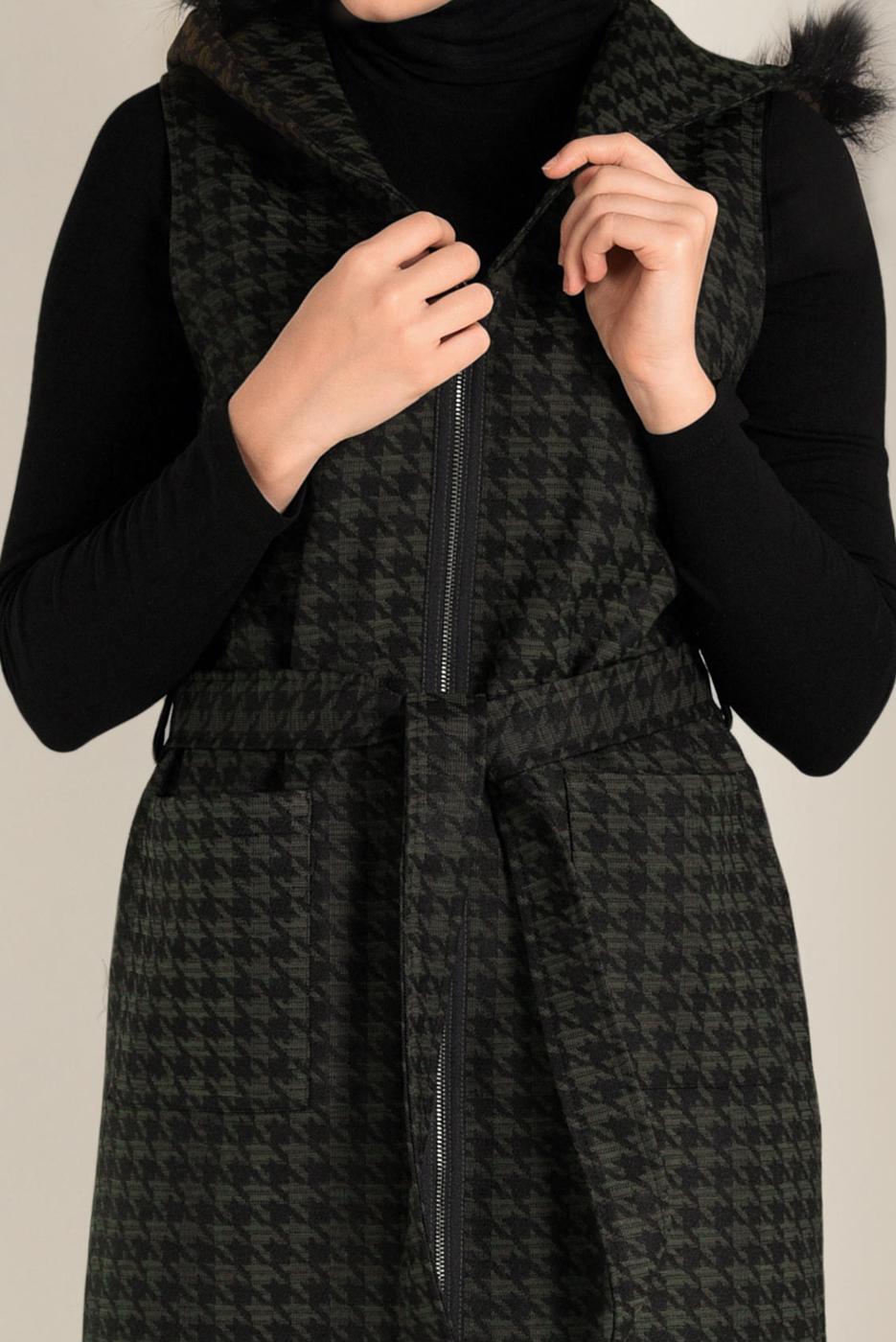 Tesettür giyim HAKİ KAZAYAĞI DESENLİ KAPÜŞONU SUNİ KÜRK DETAYLI YELEK 4750