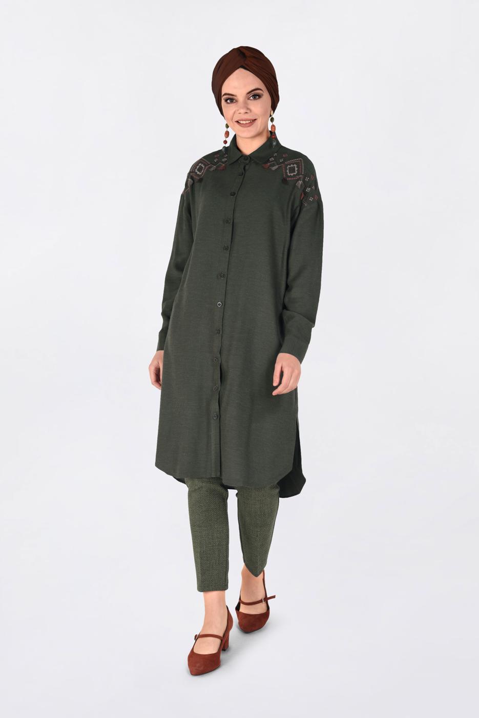 Tesettür giyim HAKİ OMUZLARI NAKIŞLI YANLARI YIRTMAÇLI TUNİK 4760 