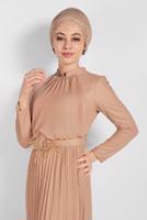 Tesettür giyim BEJ SİMLİ PİLİSELİ ABİYE ELBİSE 2810