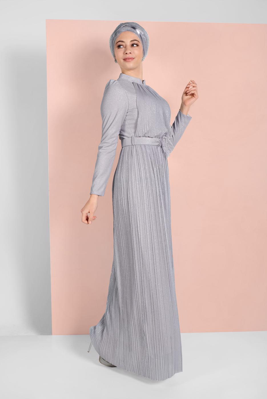 Tesettür giyim GRİ SİMLİ PİLİSELİ ABİYE ELBİSE 2810