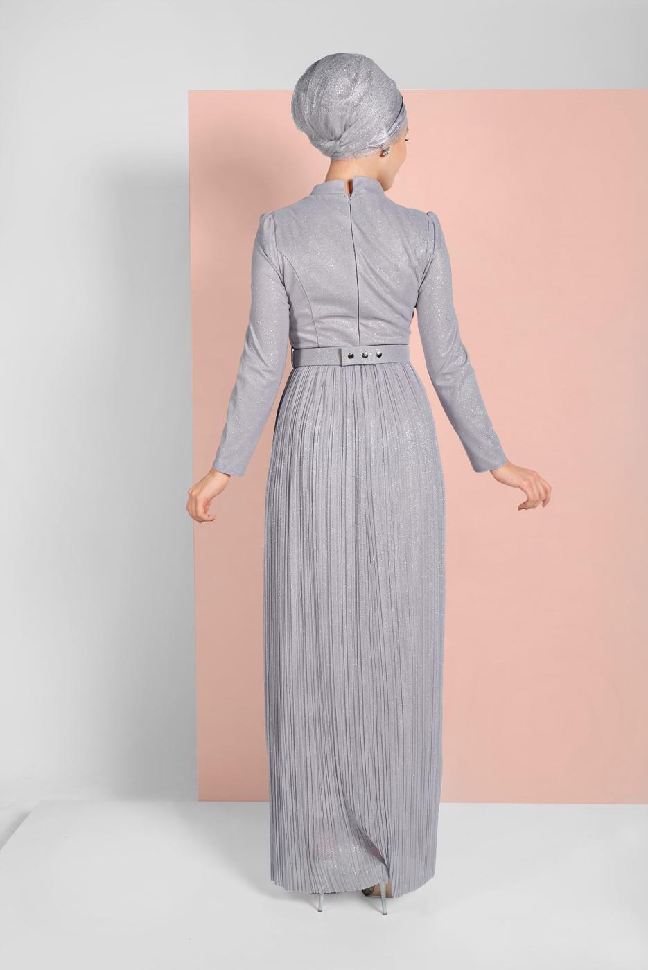 Tesettür giyim GRİ SİMLİ PİLİSELİ ABİYE ELBİSE 2810