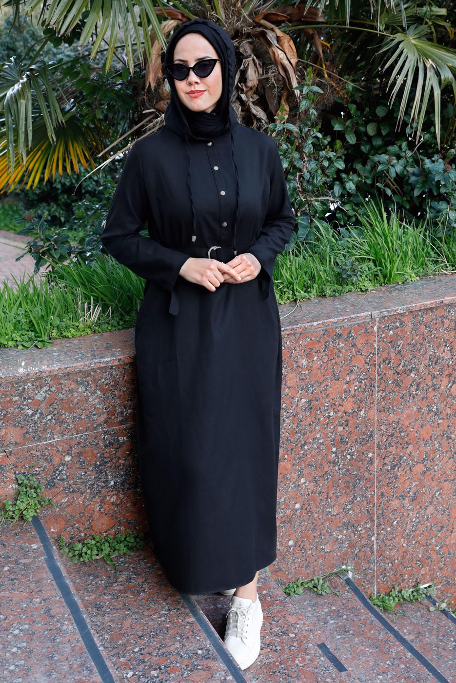 Tesettür giyim SİYAH  BELİ KUŞAKLI KAPÜŞONLU ELBİSE 506