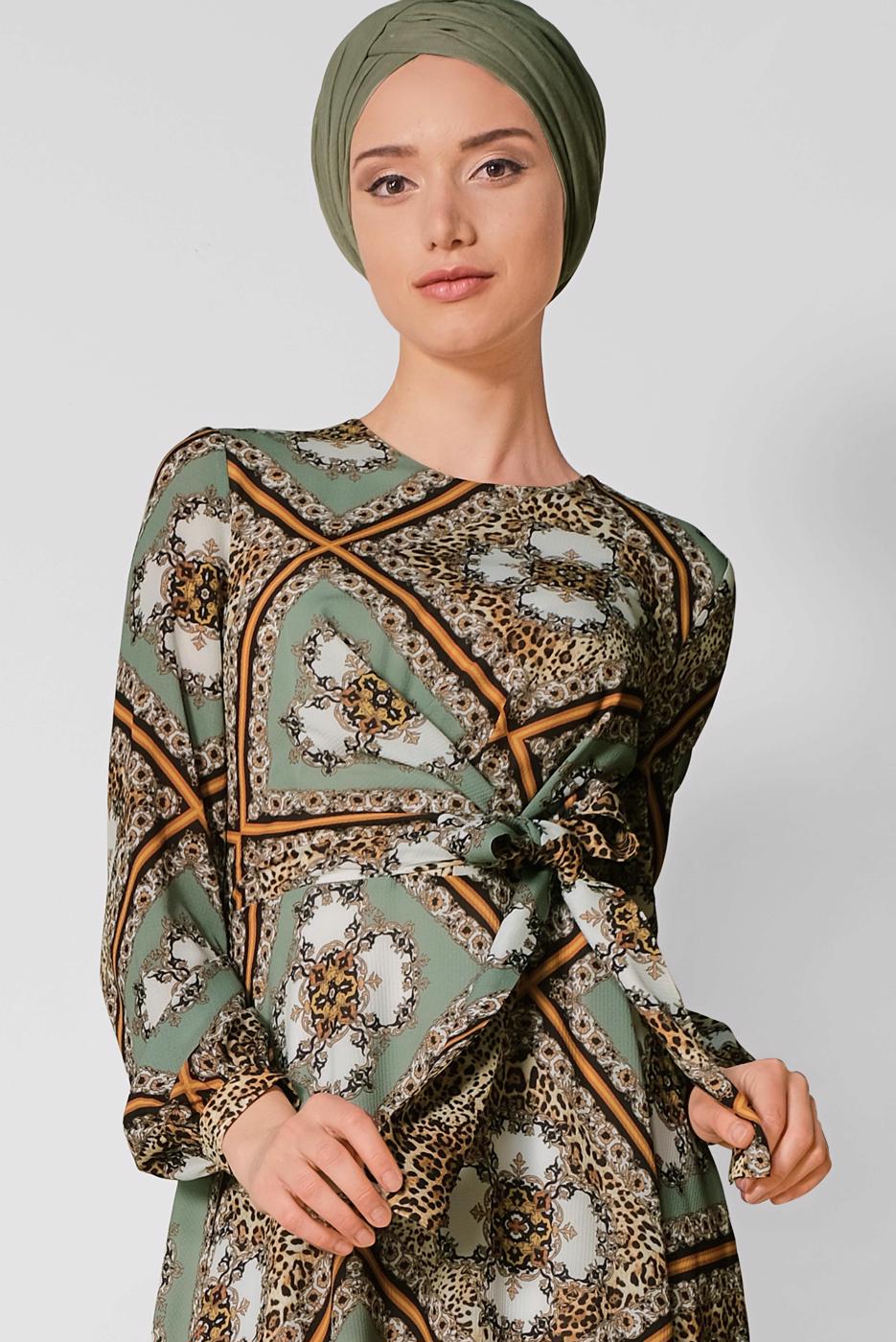 Tesettür giyim YEŞİL ALVİNA ETEĞİ VOLANLI DESENLİ ELBİSE 4087  
