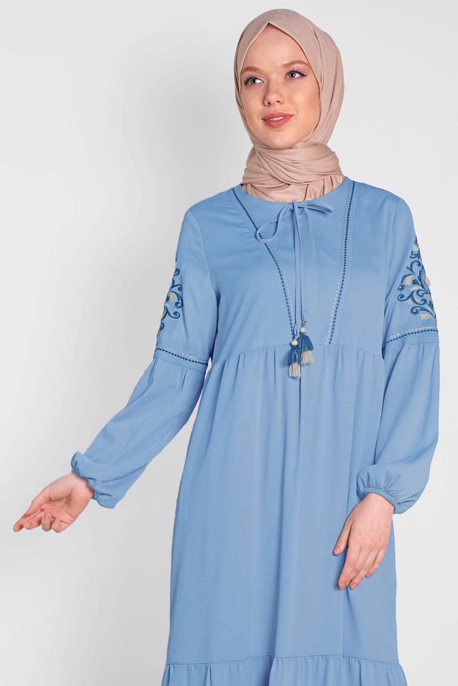 Tesettür giyim MAVİ KOLLARI NAKIŞLI MANŞETLERİ LASTİKLİ ELBİSE 4439 