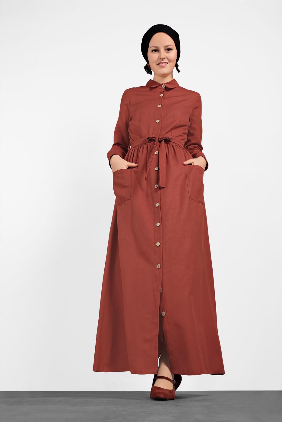 Tesettür giyim KAHVE BOYDAN DÜĞMELİ CEPLİ ELBİSE 6824
