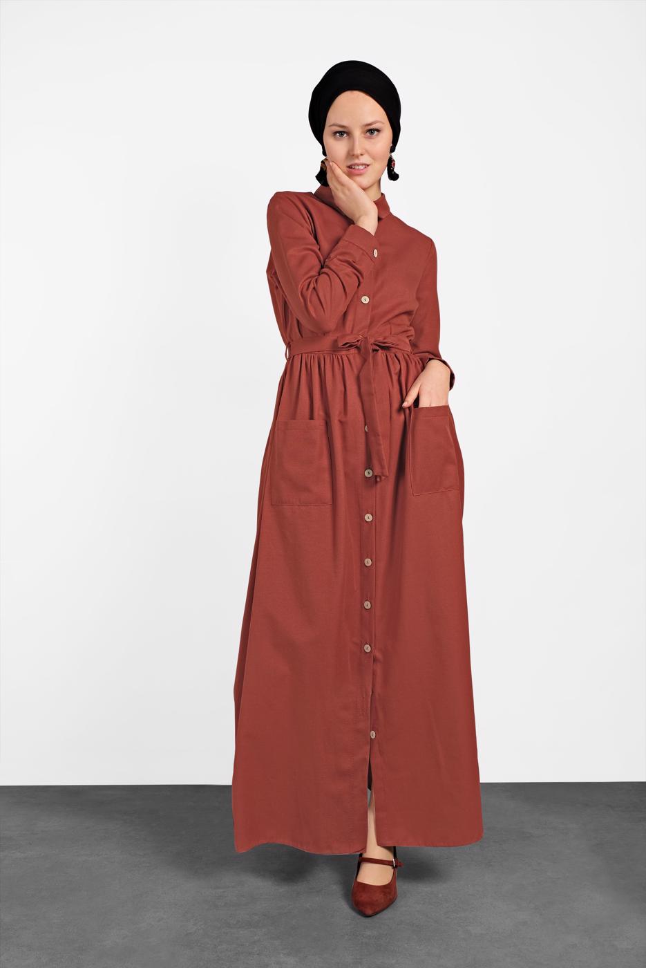 Tesettür giyim KAHVE BOYDAN DÜĞMELİ CEPLİ ELBİSE 6824
