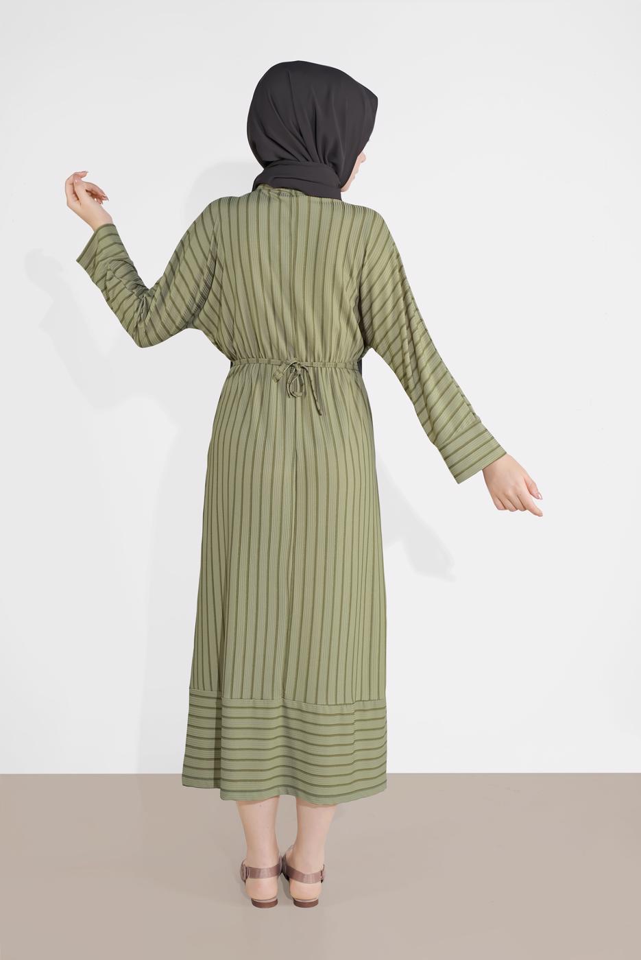 Tesettür giyim HAKİ BELİ BAĞCIKLI ÇİZGİLİ ELBİSE  7616