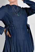 Tesettür giyim LACİVERT BEL KISMI BÜZGÜLÜ BAĞLAMALI DENİM ELBİSE 9134