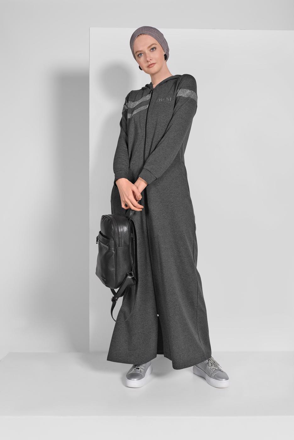 Tesettür giyim GRİ SİM DETAYLI KAPÜŞONLU BOYDAN FERMUARLI SPOR FERACE 1209 