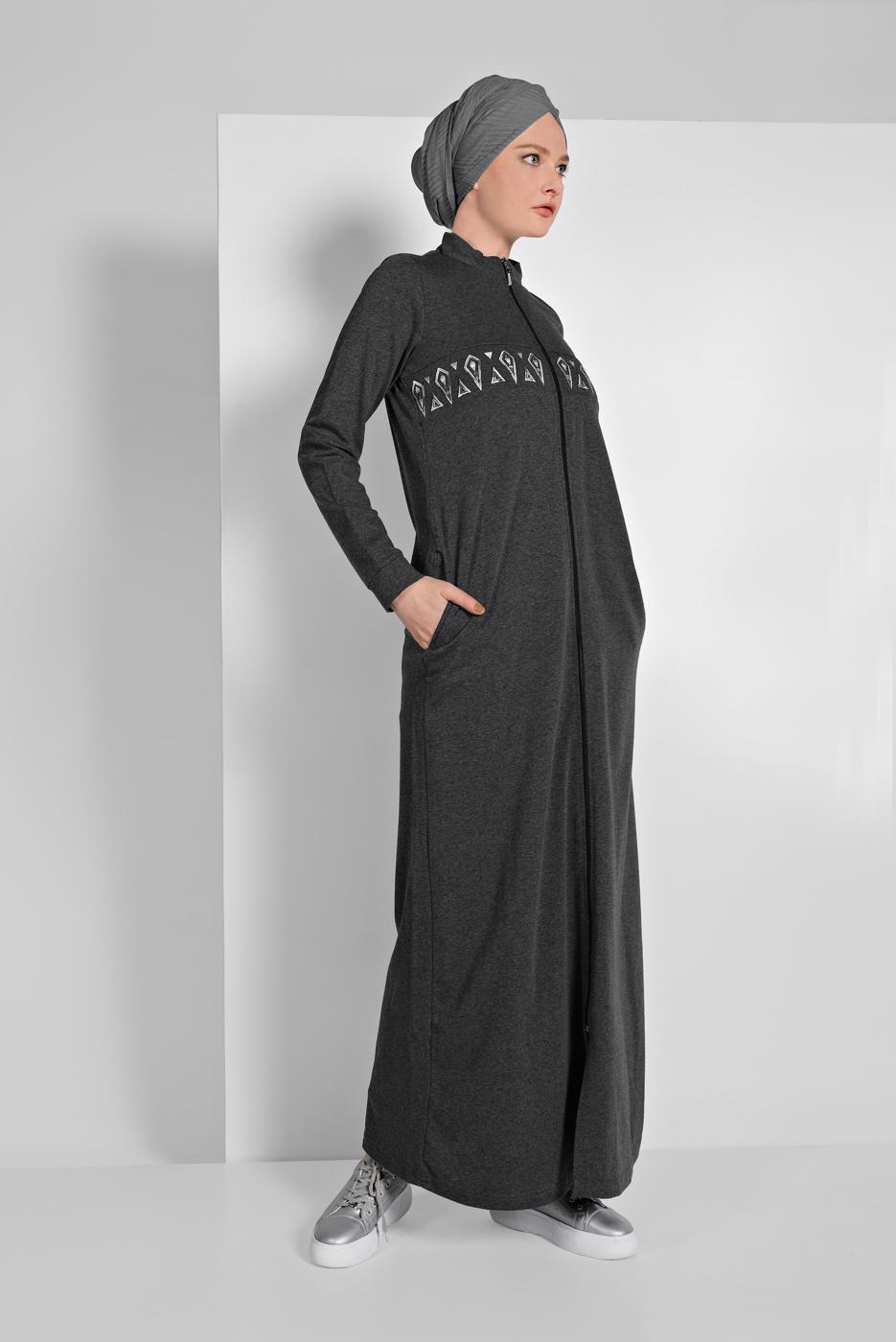 Tesettür giyim GRİ ÖNÜ NAKIŞ DETAYLI FERMUARLI SPOR FERACE 5019