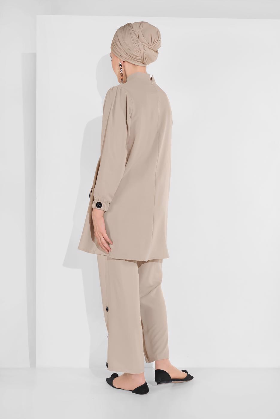 Tesettür giyim BEJ DÜĞME AKSESUARLI İKİLİ PANTOLONLU TAKIM 0707