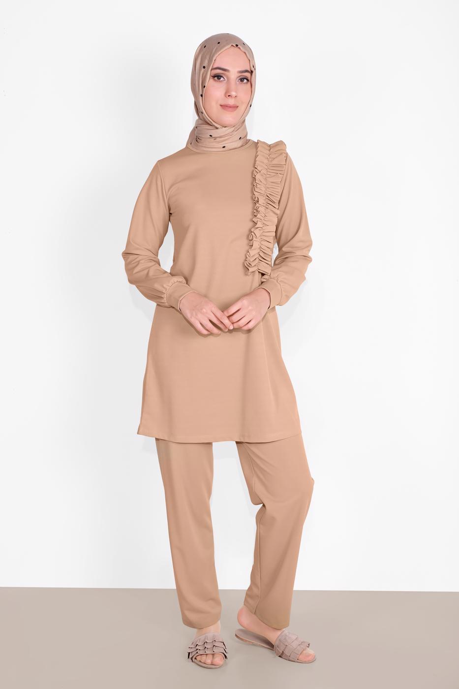 Tesettür giyim BEJ FIRFIR DETAYLI BİSİKLET YAKA  PANTOLONLU TAKIM 4026 