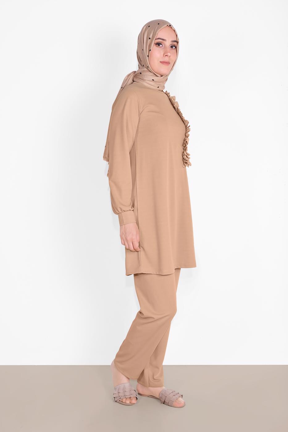 Tesettür giyim BEJ FIRFIR DETAYLI BİSİKLET YAKA  PANTOLONLU TAKIM 4026 