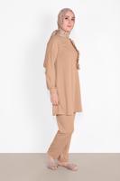 Tesettür giyim BEJ FIRFIR DETAYLI BİSİKLET YAKA  PANTOLONLU TAKIM 4026 