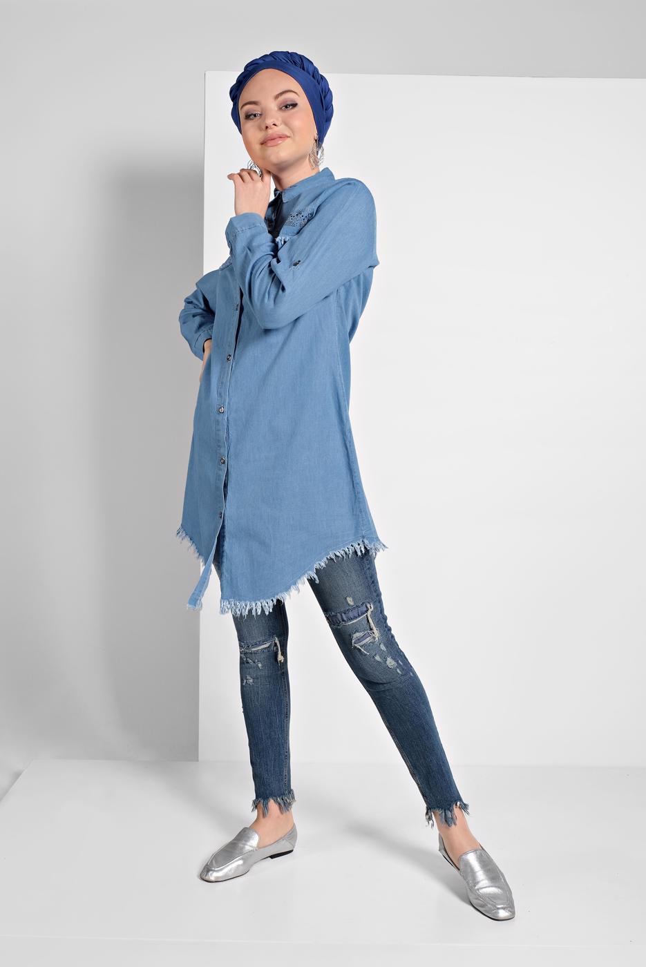 Tesettür giyim MAVİ ETEK UCU PÜSKÜLLÜ TAŞ BASKILI DENİM TUNİK 2025