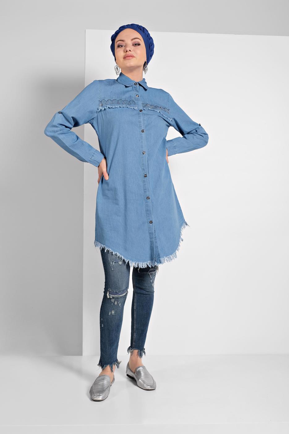 Tesettür giyim MAVİ ETEK UCU PÜSKÜLLÜ TAŞ BASKILI DENİM TUNİK 2025
