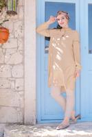 Tesettür giyim BEJ ALVİNA YAKA KISMI BAĞLAMALI SALAŞ TUNİK 4337