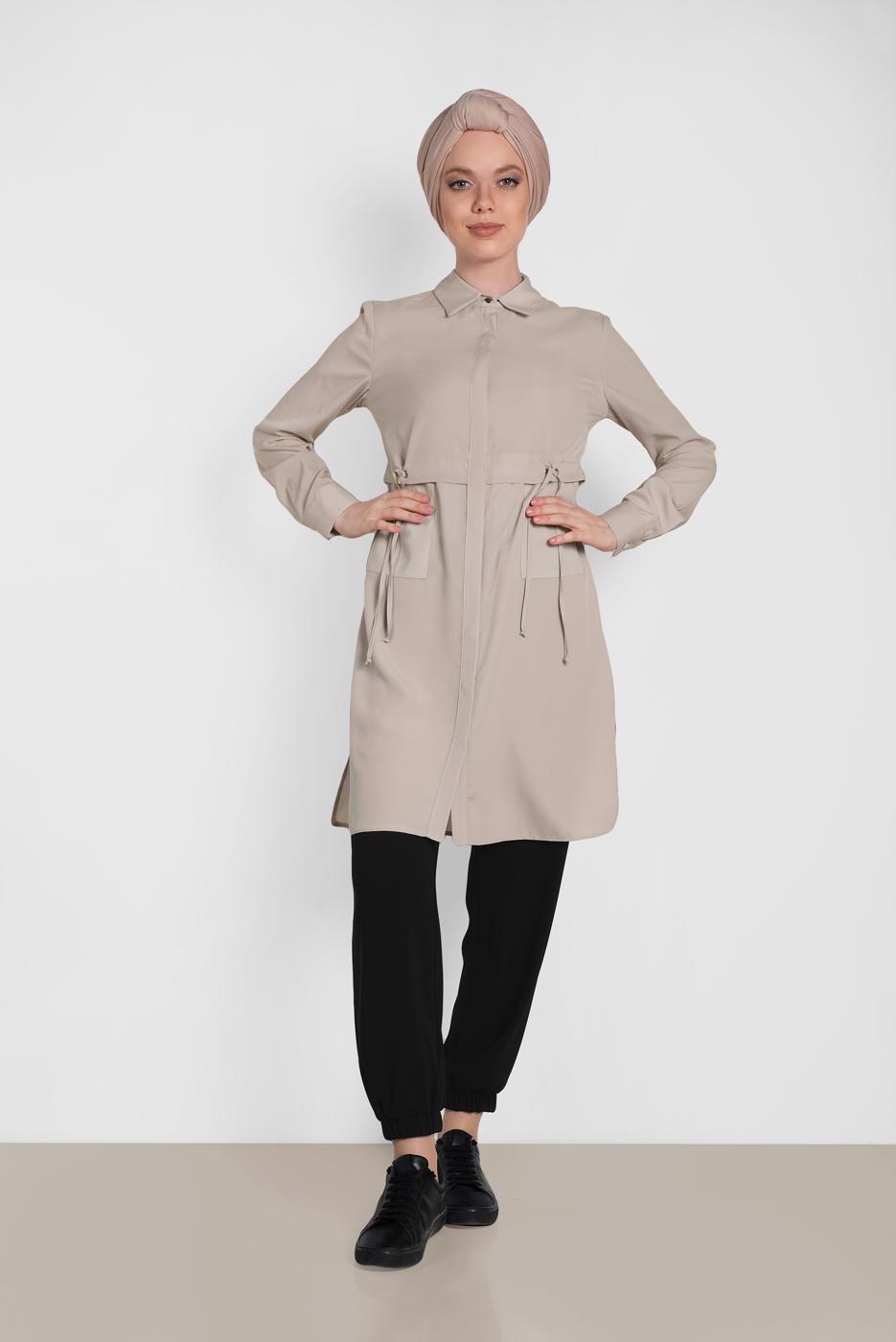 Tesettür giyim KUM ALVİNA BEL KISMI BÜZGÜLÜ BAĞCIKLI TUNİK 4419