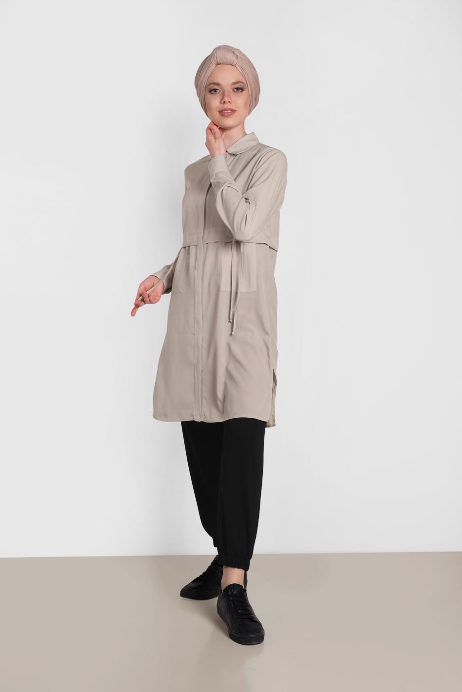 Tesettür giyim KUM ALVİNA BEL KISMI BÜZGÜLÜ BAĞCIKLI TUNİK 4419