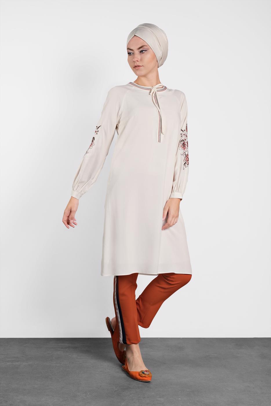 Tesettür giyim EKRU ALVİNA KOL KISMI NAKIŞLI TUNİK 4453