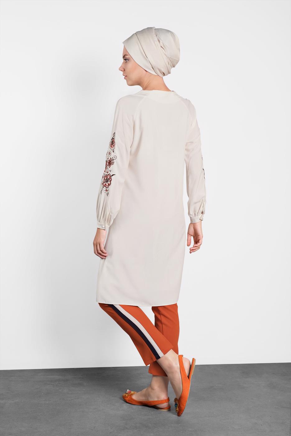 Tesettür giyim EKRU ALVİNA KOL KISMI NAKIŞLI TUNİK 4453