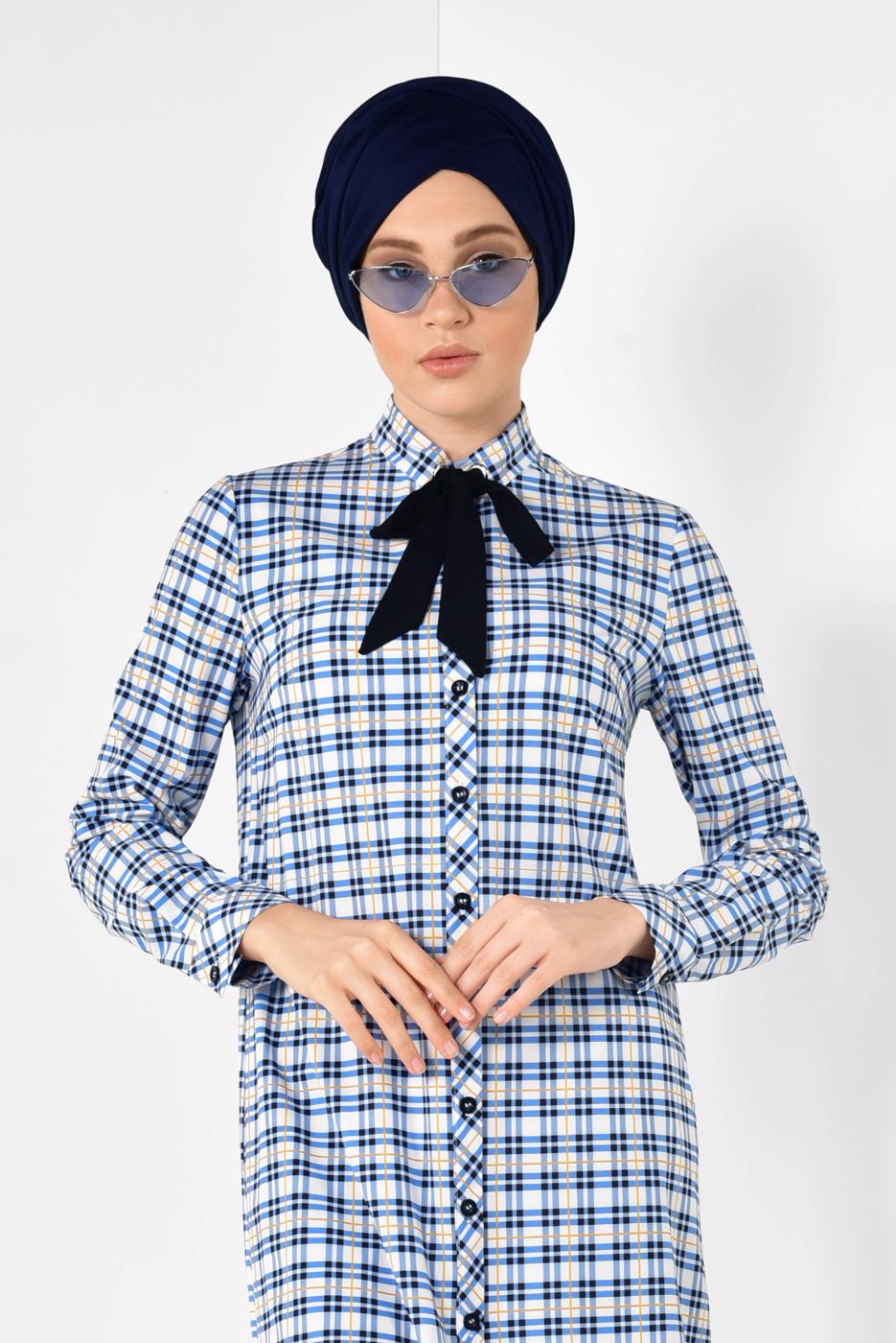 Tesettür giyim MAVİ ALVİNA YAKASI BAĞCIKLI EKOSE DESENLİ TUNİK 4912 