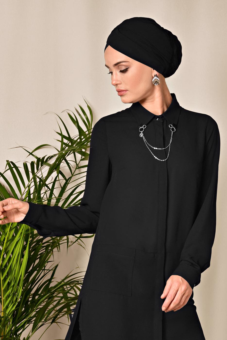 Tesettür giyim SİYAH ARKASI UZUN YAKA AKSESUAR DETAYLI TUNİK 4925