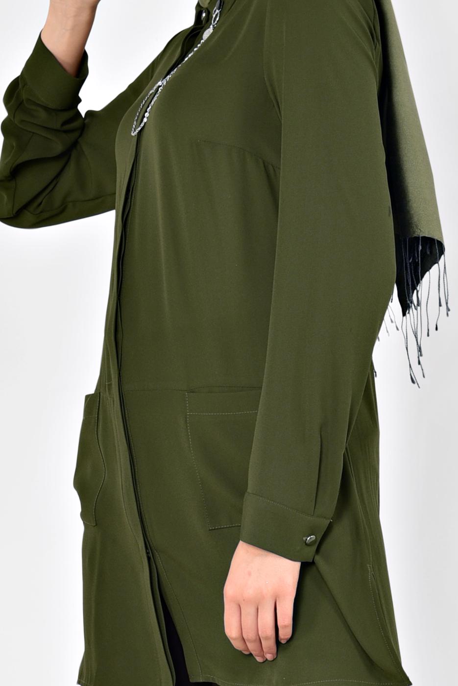 Tesettür giyim HAKİ ARKASI UZUN YAKA AKSESUAR DETAYLI TUNİK 4925