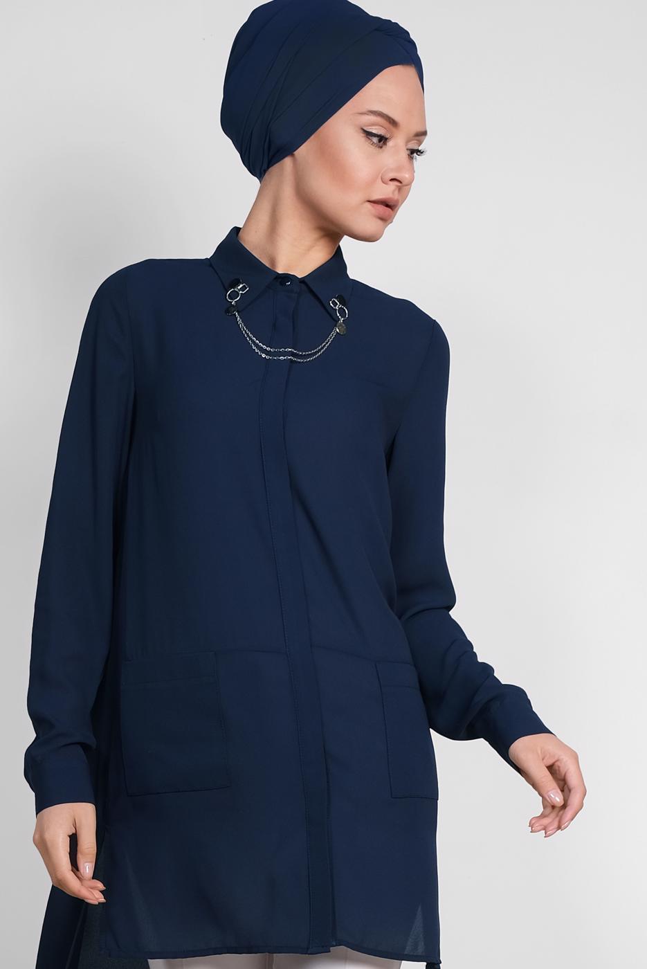 Tesettür giyim LACİVERT ARKASI UZUN YAKA AKSESUAR DETAYLI TUNİK 4925