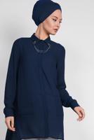 Tesettür giyim LACİVERT ARKASI UZUN YAKA AKSESUAR DETAYLI TUNİK 4925