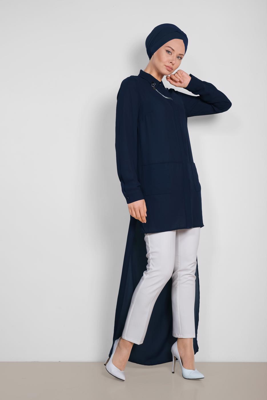 Tesettür giyim LACİVERT ARKASI UZUN YAKA AKSESUAR DETAYLI TUNİK 4925