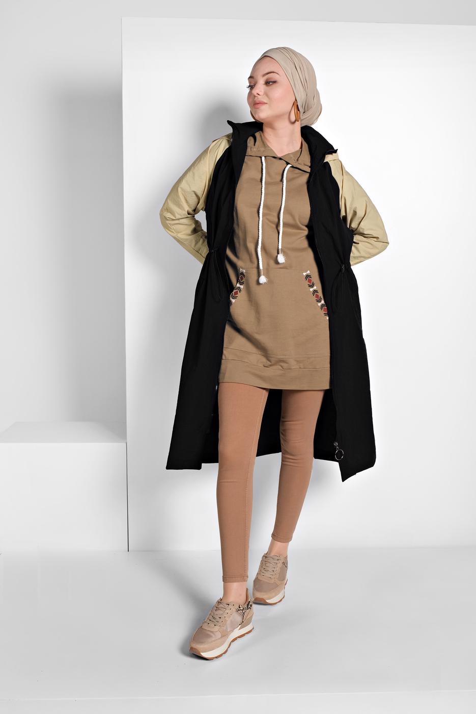 Tesettür giyim SİYAH İKİ RENKLİ BELDEN BÜZGÜLÜ KAPÜŞONLU TRENÇKOT 7775