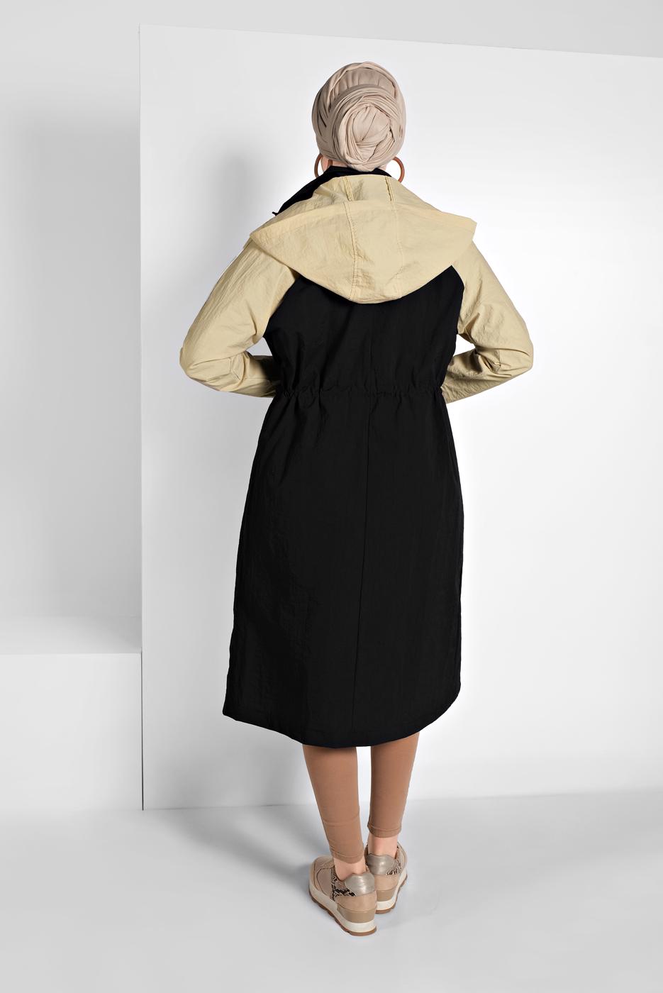 Tesettür giyim SİYAH İKİ RENKLİ BELDEN BÜZGÜLÜ KAPÜŞONLU TRENÇKOT 7775