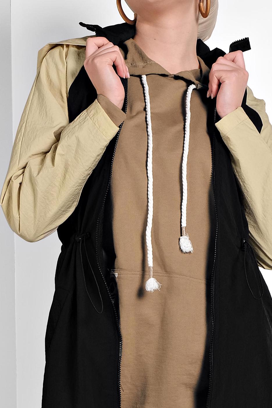 Tesettür giyim SİYAH İKİ RENKLİ BELDEN BÜZGÜLÜ KAPÜŞONLU TRENÇKOT 7775