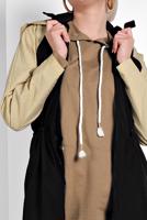 Tesettür giyim SİYAH İKİ RENKLİ BELDEN BÜZGÜLÜ KAPÜŞONLU TRENÇKOT 7775