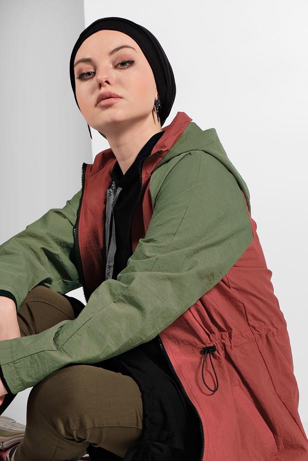 Tesettür giyim  İKİ RENKLİ BELDEN BÜZGÜLÜ KAPÜŞONLU TRENÇKOT 7775 - TRENDTESETTÜR