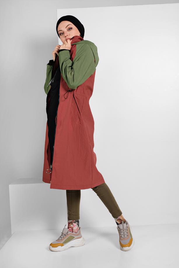 Tesettür giyim  İKİ RENKLİ BELDEN BÜZGÜLÜ KAPÜŞONLU TRENÇKOT 7775 - TRENDTESETTÜR