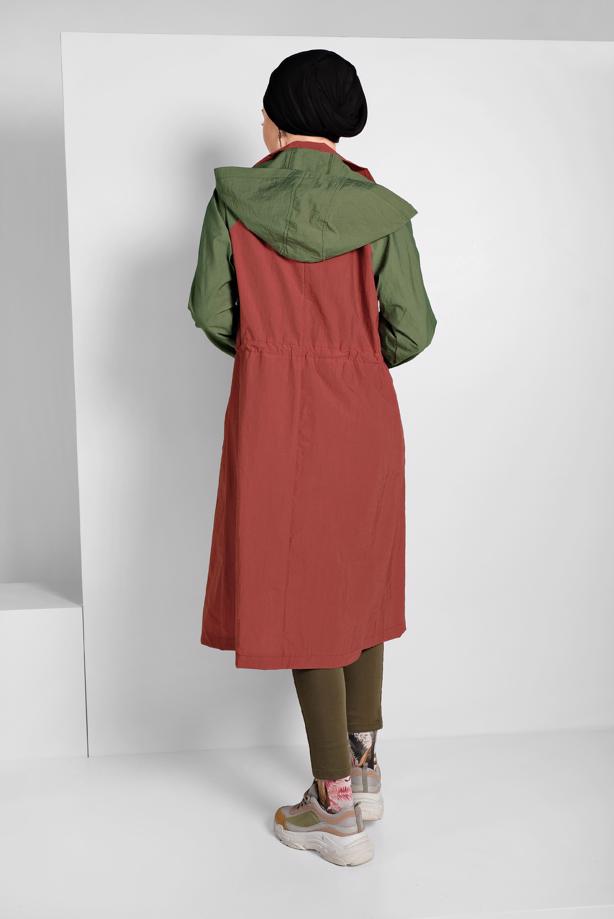 Tesettür giyim  İKİ RENKLİ BELDEN BÜZGÜLÜ KAPÜŞONLU TRENÇKOT 7775 - TRENDTESETTÜR